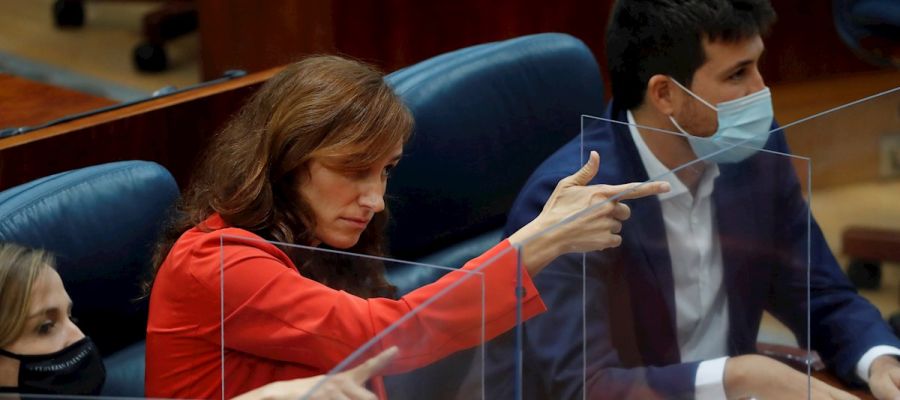 La líder regional de Más Madrid simula «disparar» a Lasquetty en el pleno