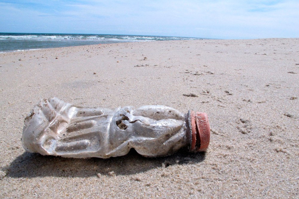 El Mediterráneo se ahoga en plástico: cada año se vierten 229.000 toneladas