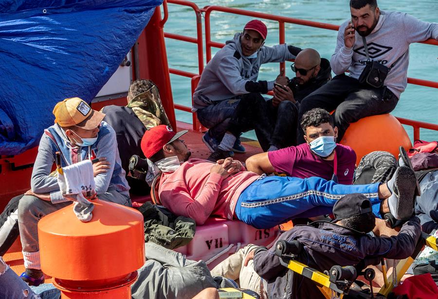 Fin de semana de rescates continuos de inmigrantes: casi 600 solo en Canarias