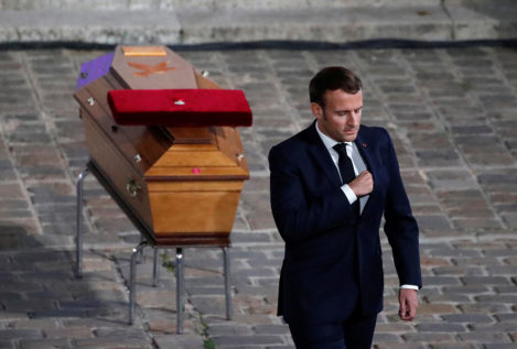 Francia homenajea como a un «héroe» al profesor decapitado