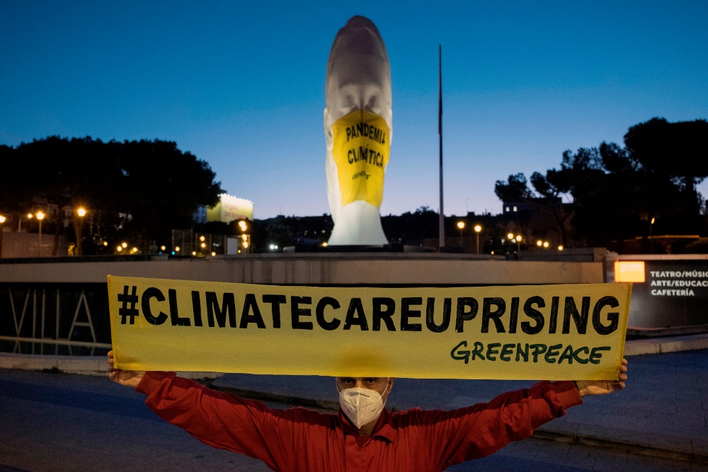 Greenpeace coloca una mascarilla gigante en Madrid