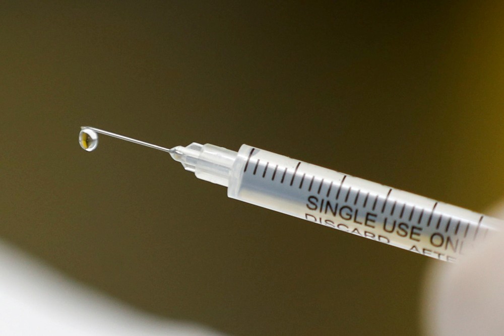 La OMS avisa de que la gente joven no se podrá vacunar contra el coronavirus hasta 2022