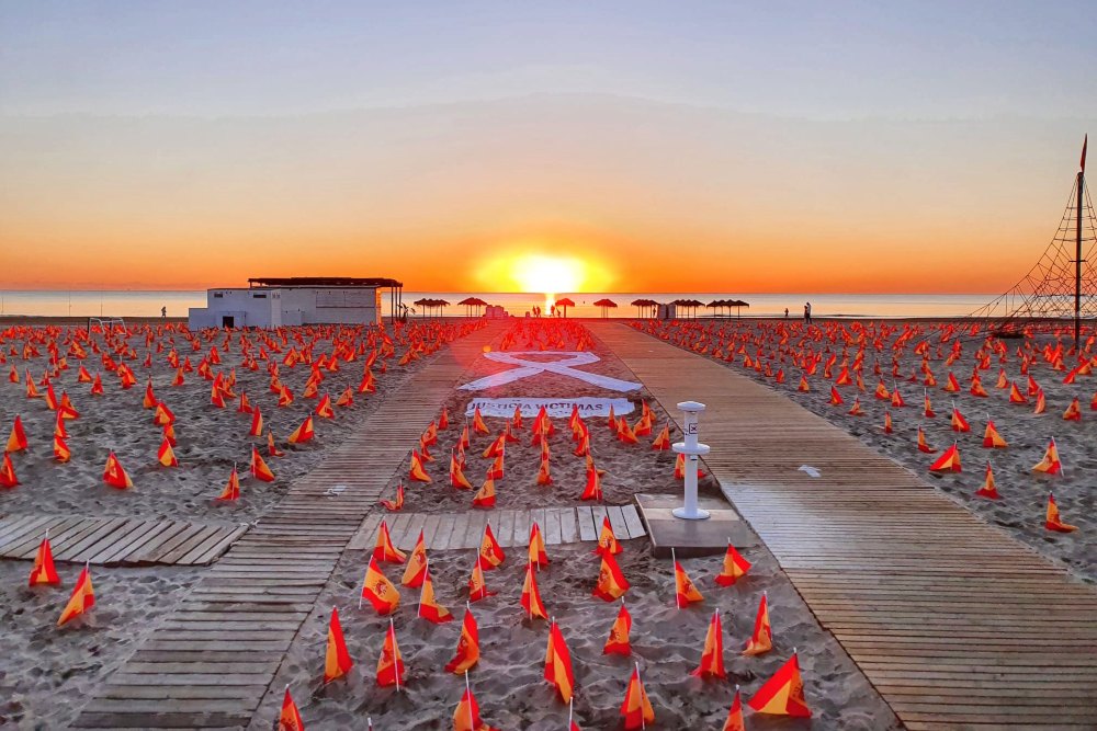 La playa de la Patacona amanece con miles de banderas en recuerdo a las víctimas del coronavirus