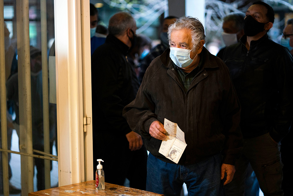 Mujica renuncia a su escaño en el Senado uruguayo y se retira de la política activa