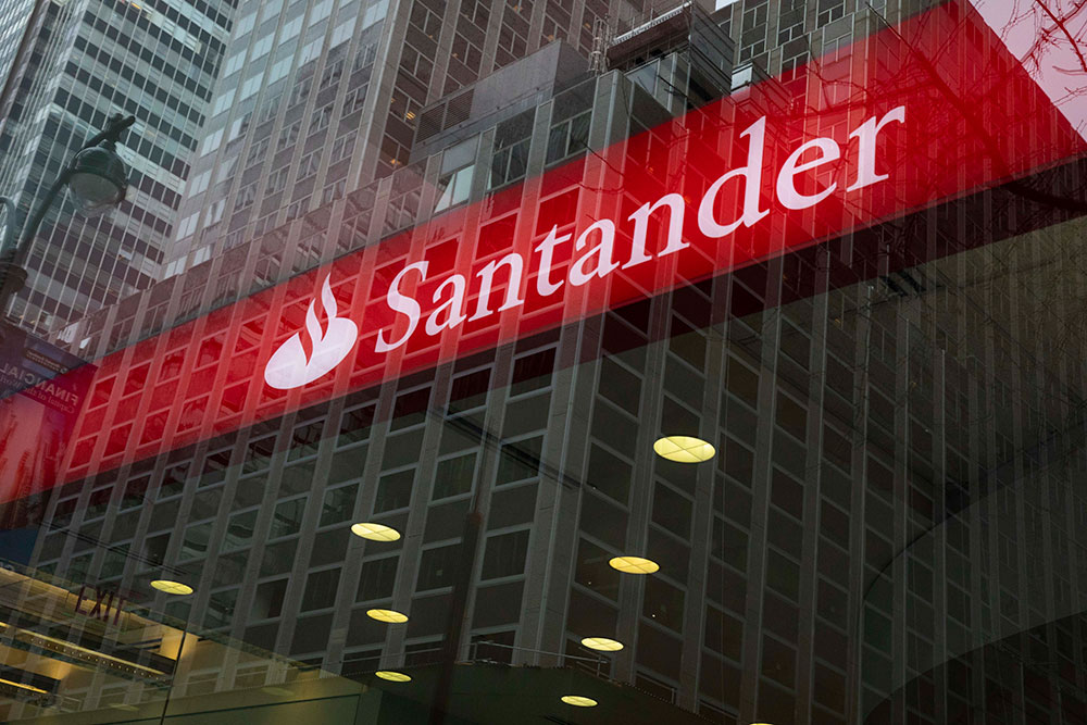 La crisis de los chips ya afecta a la banca: Santander baja un 5% el crédito para coches