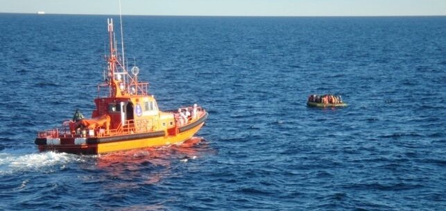 Salvamento intercepta a 43 inmigrantes en una patera al noreste de Lanzarote