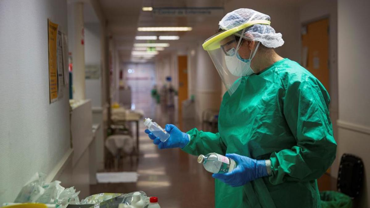 Médicos piden que se compre material sanitario español ante la llegada de EPIs de Asia