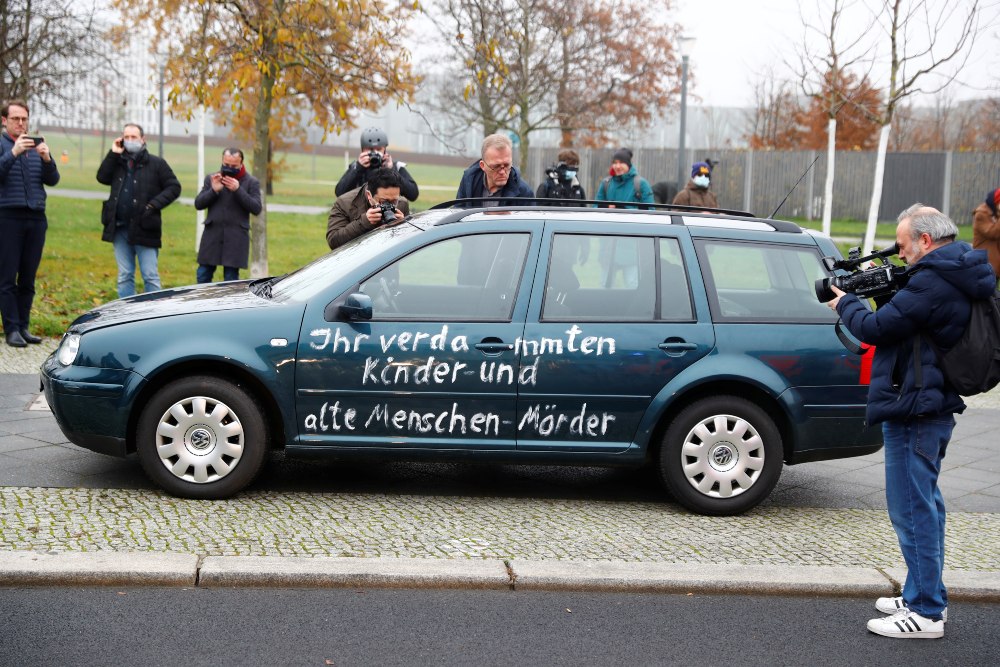 Un coche se estrella contra la oficina de Angela Merkel en Berlín
