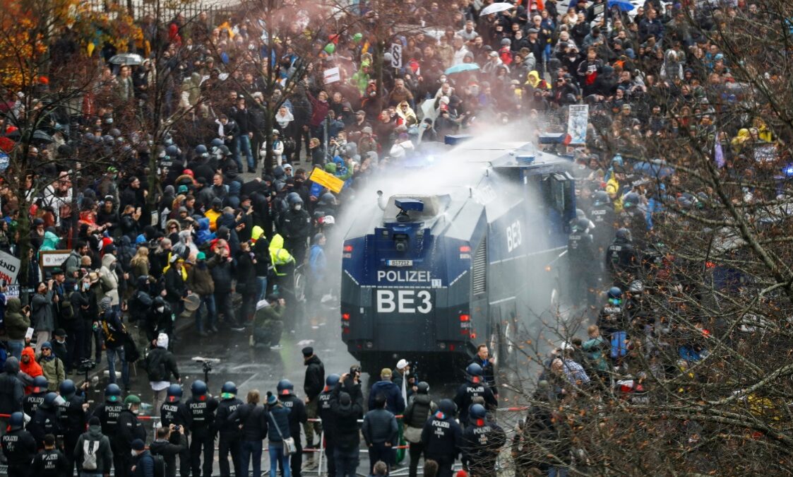 La policía alemana carga contra una protesta violenta por las restricciones del coronavirus