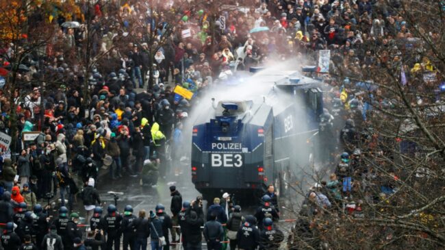 La policía alemana carga contra una protesta violenta por las restricciones del coronavirus