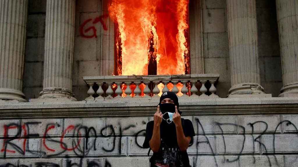 Crisis en Guatemala tras la toma y el incendio del Congreso por manifestantes