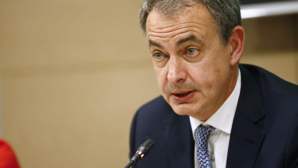 Zapatero contradice a González y Guerra y asegura estar «muy orgulloso» del Gobierno
