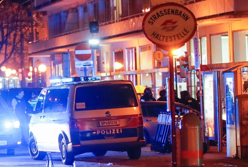 Un atentado terrorista cerca de una sinagoga de Viena deja al menos un muerto