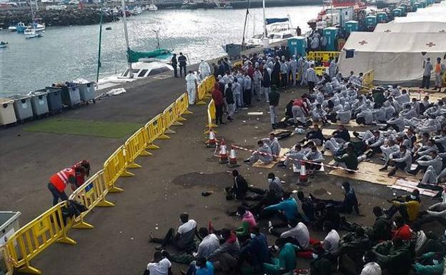 El Defensor del Pueblo pide a Interior el cierre del muelle de Arguineguín
