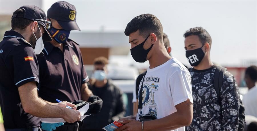 Unidas Podemos pide trasladar migrantes de Canarias a la península