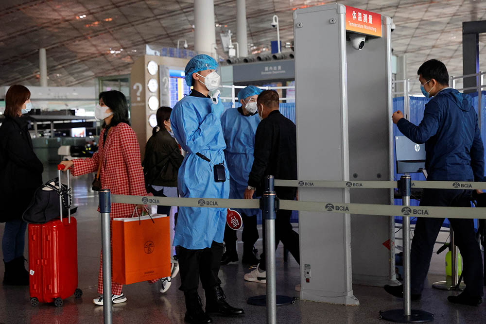 China prohíbe la entrada de viajeros de una decena de países por la COVID-19