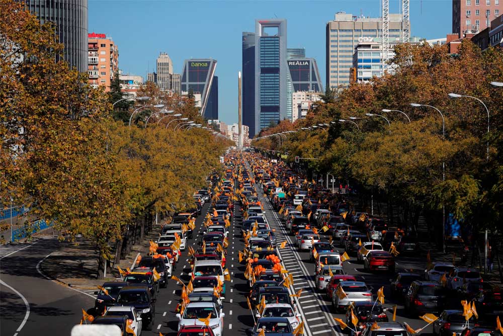 Cientos de coches colapsan la Castellana en protesta contra la ley Celaá