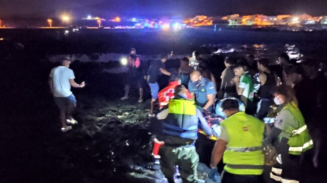 Ya son ocho las personas que han muerto al volcar una patera en la orilla de la costa de Lanzarote