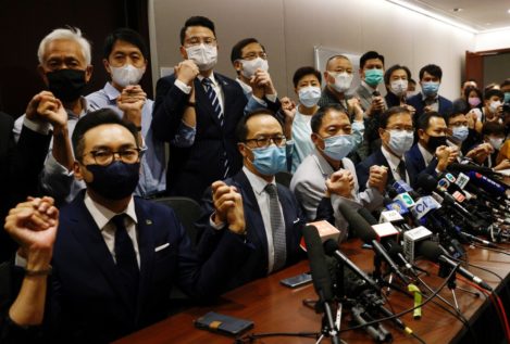 Dimiten todos los diputados prodemocracia de Hong Kong tras la destitución de cuatro opositores