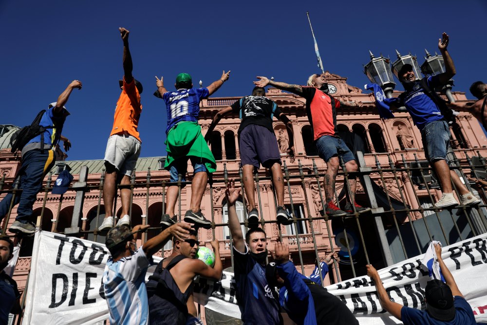 El caos en el velatorio de Maradona obliga a llevar el féretro a otro lugar de la Casa Rosada