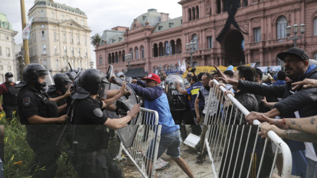 Incidentes en el velatorio de Maradona con los antidisturbios cargando para contener la avalancha de hinchas