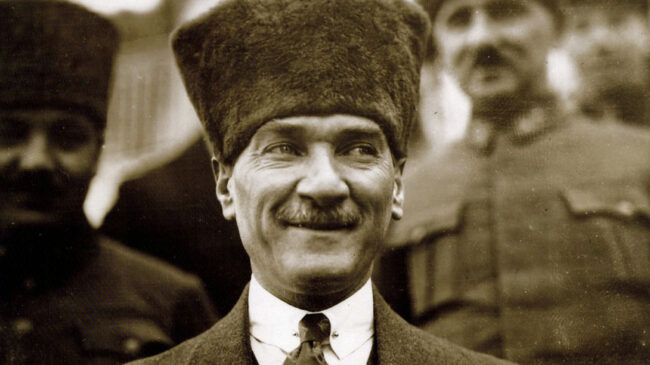 Atatürk a un siglo vista: el padre de la Turquía moderna, por Fernando Díaz Villanueva
