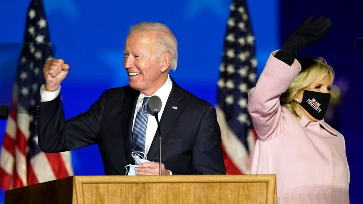 Biden se sitúa a un paso de la victoria mientras Trump prepara la batalla legal