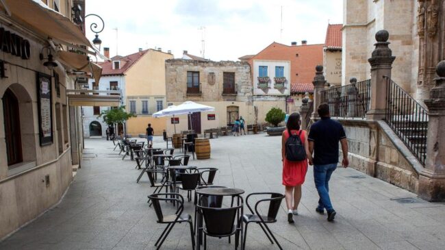Castilla y León cierra restaurantes y suspende las visitas a las residencias