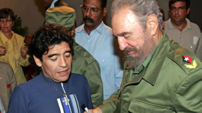 Izquierda Unida aprovecha la muerte de Maradona para ensalzar la figura del dictador Fidel Castro