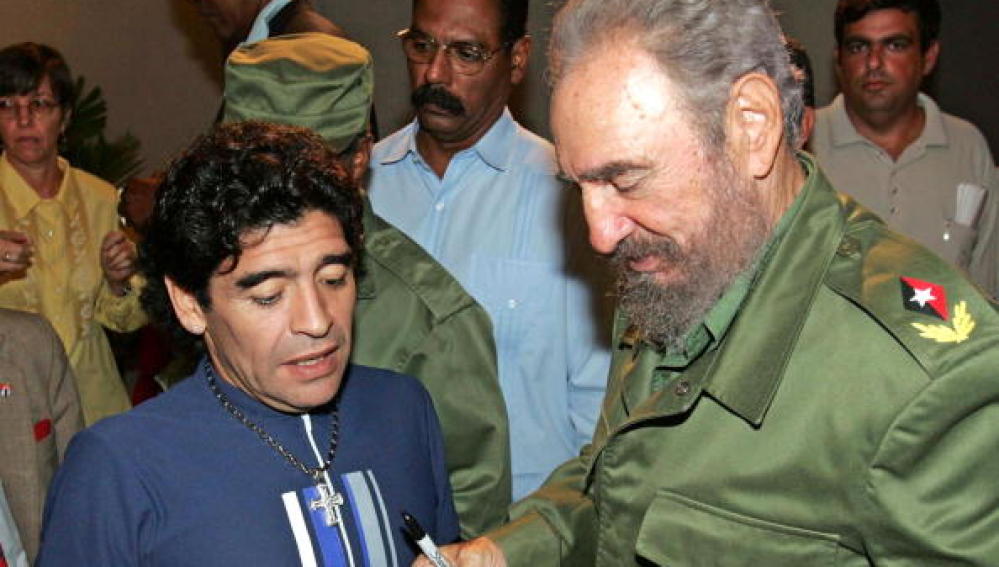 Izquierda Unida aprovecha la muerte de Maradona para ensalzar la figura del dictador Fidel Castro