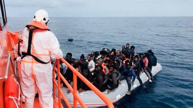 Salvamento rescata un cayuco con 29 inmigrantes al sur de Gran Canaria