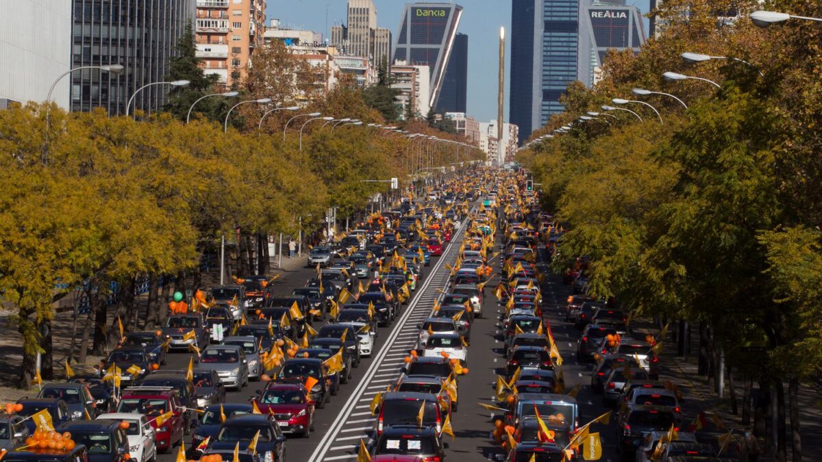 Miles de familias salen en coche a la calle para protestar contra la ley Celaá