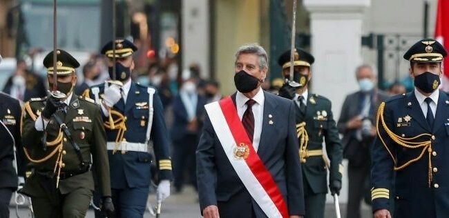 El Presidente de Perú destituye al comandante de la policía y a 15 generales tras las protestas en el país