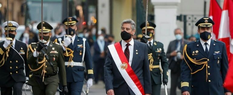 El Presidente de Perú destituye al comandante de la policía y a 15 generales tras las protestas en el país