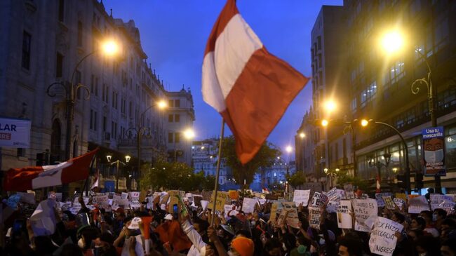 Perú: manifestaciones, una mortal represión y el fin del mandato del presidente Merino