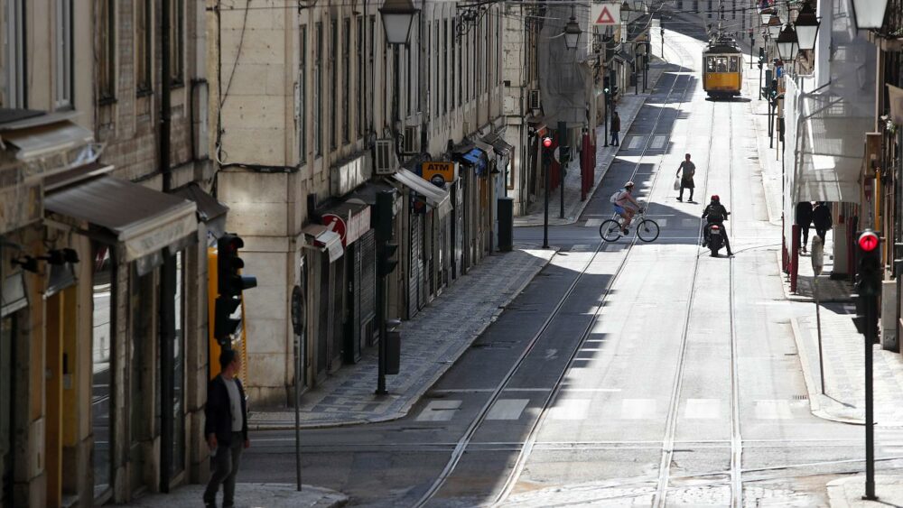 Portugal alarga su confinamiento a un mes