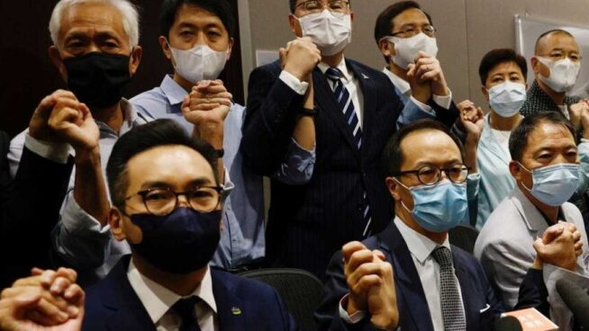 Todos los diputados opositores de Hong Kong renuncian tras el cese de cuatro de ellos