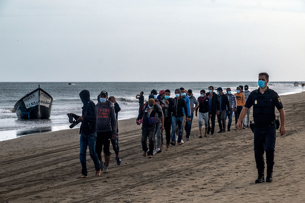España deportará a inmigrantes e intensificará las medidas para paliar la llegada masiva a Canarias