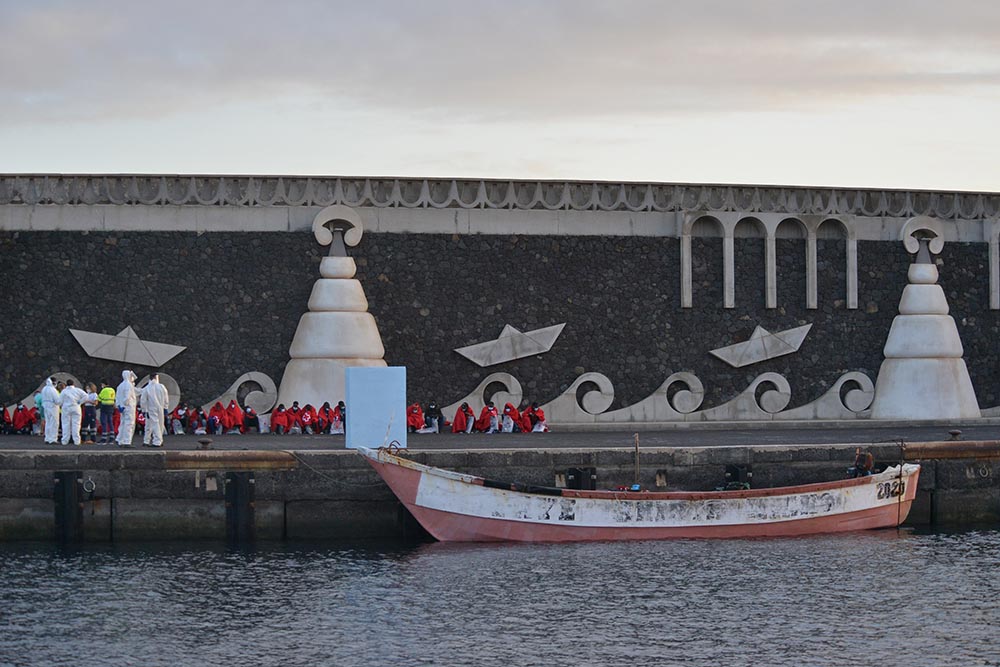 Grande-Marlaska descarta traslados masivos de migrantes desde Canarias a la Península