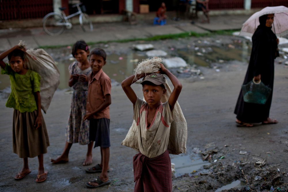 HRW denuncia el uso de niños como escudos humanos por las tropas de Birmania
