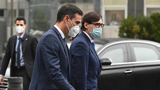 Sánchez e Illa son recibidos entre abucheos a su llegada al Hospital de La Paz