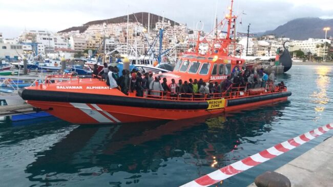 Rescatan un cayuco con 73 ocupantes y los trasladan al puerto de Santa Cruz de Tenerife
