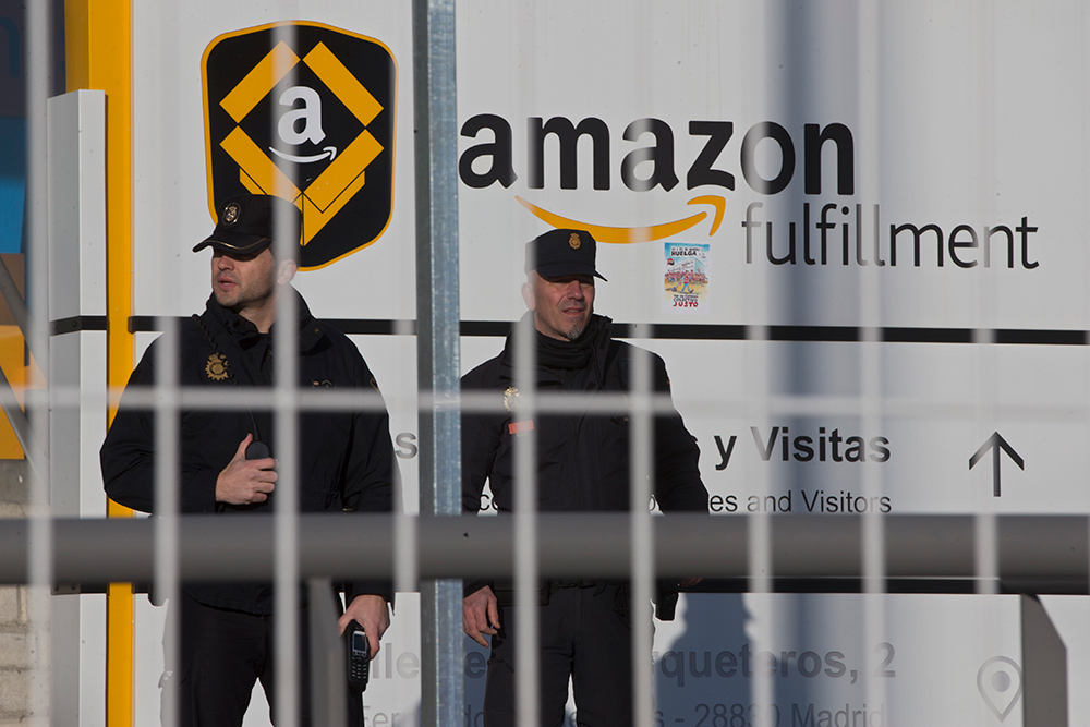 La Policía detiene a varios empleados de Amazon por robar 500.000 euros en móviles de alta gama