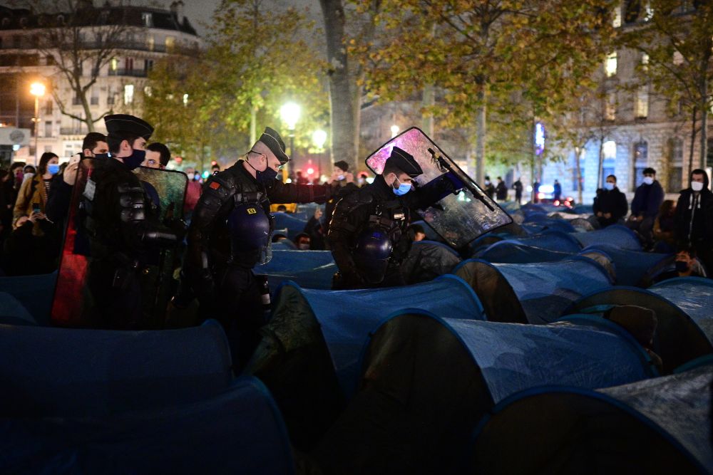La policía dispersa a centenares de migrantes y activistas en París con gas lacrimógeno