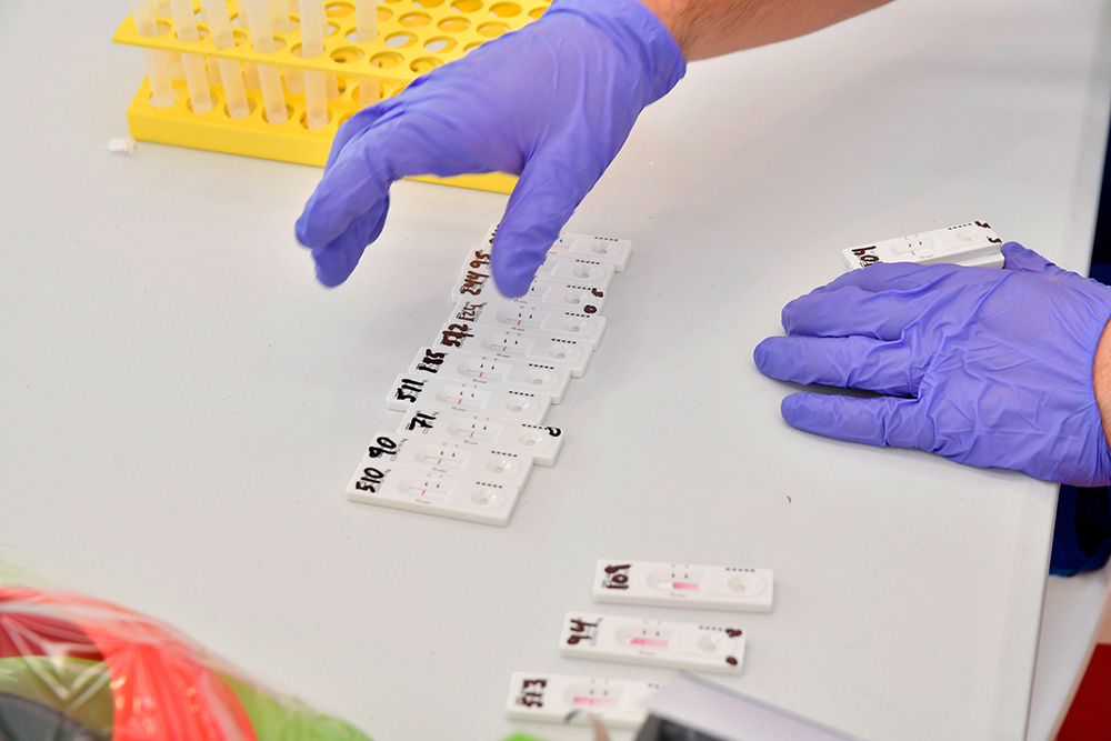 Los médicos desaconsejan realizar test en farmacias por la posibilidad de coincidir con infectados
