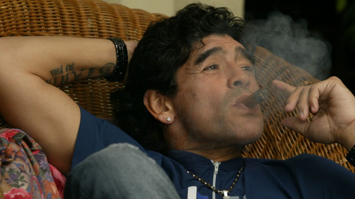 Maradona, Sebreli y la importancia de los aguafiestas