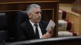 Marlaska se traba durante su intervención y lo paga con el micrófono