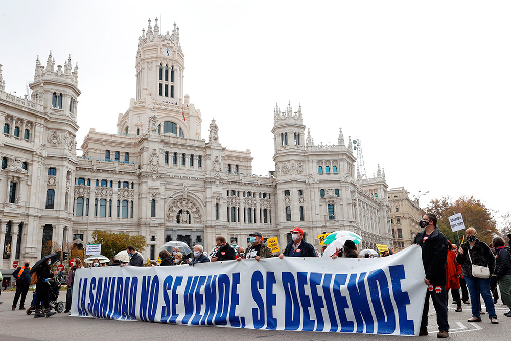 Miles de personas se manifiestan en Madrid en defensa de la sanidad pública