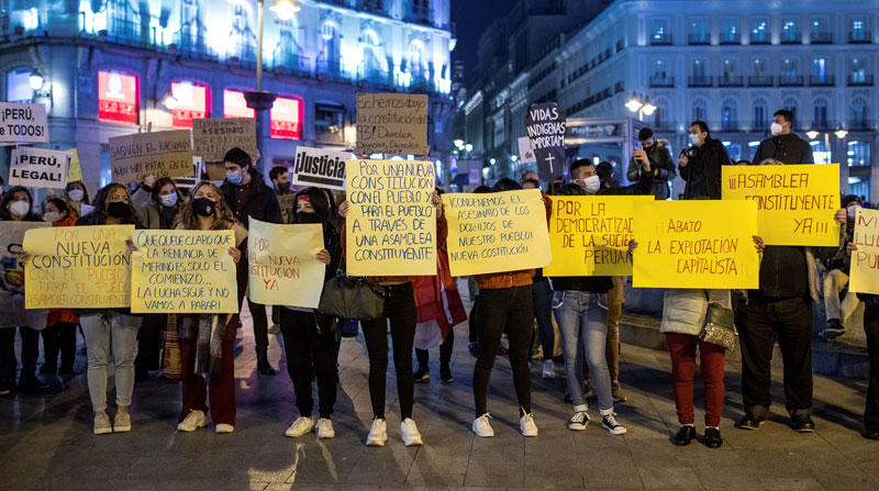 Peruanos se concentran en Madrid contra la represión policial en su país