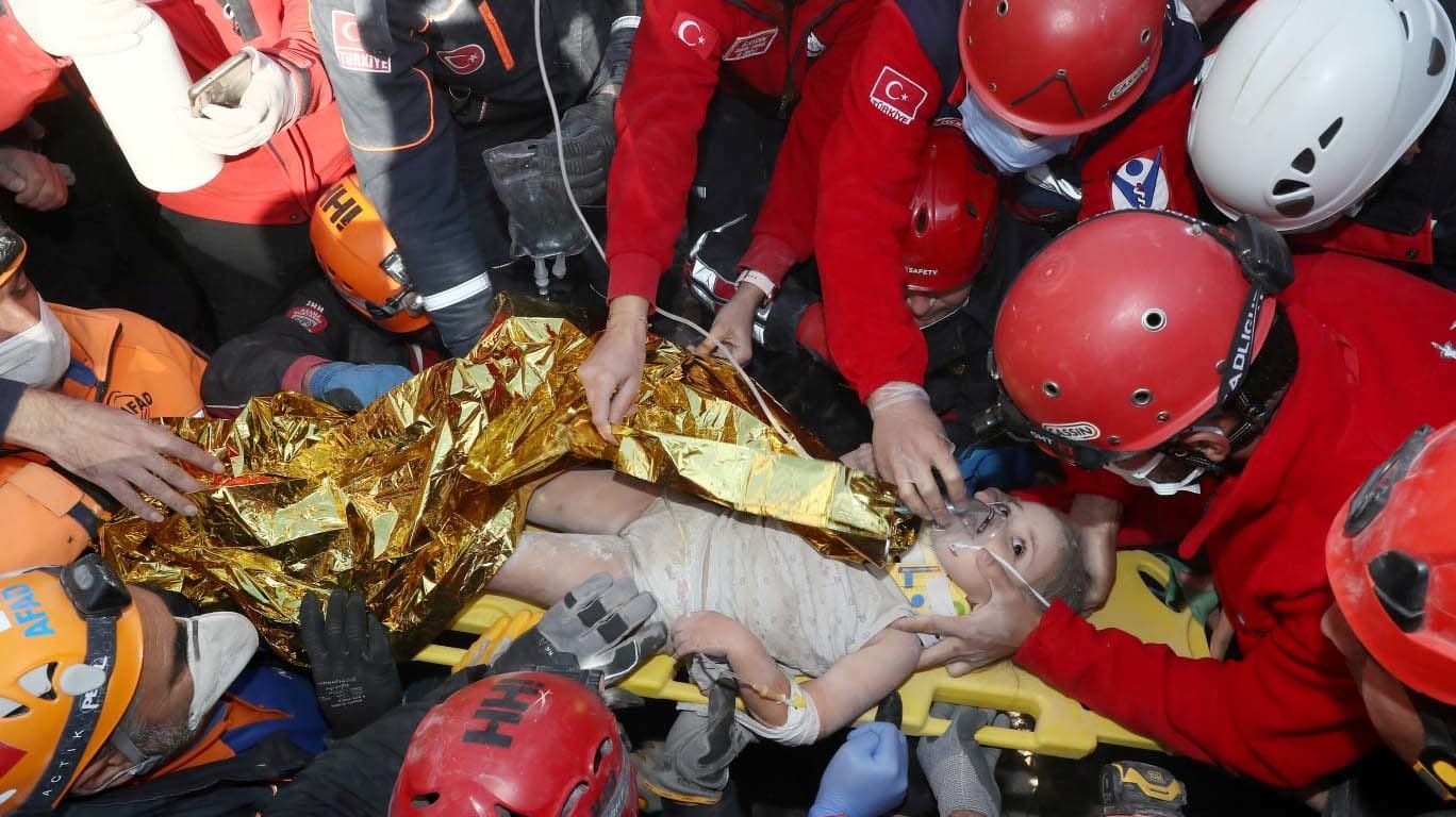 Rescatan a una niña en Turquía tras pasar más de 90 horas bajo los escombros del terremoto